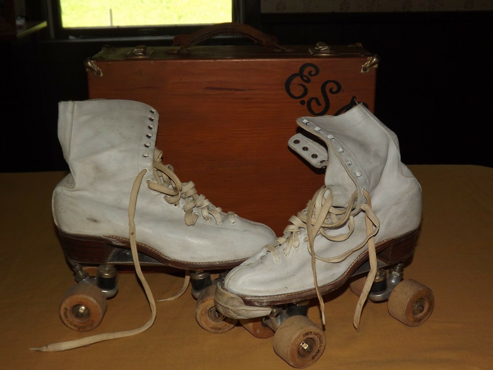 Vintage Union Hardware Size 8 1/2 White Boot Roller Skates In Wood Box